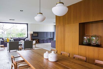 El piso Travertino de mármol a la veta resiste perfectamente reuniones multitudinarias, y basta pasar un trapo para que se vea así de bien