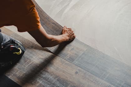 El piso vinílico está compuesto por materiales sintéticos