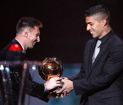 El Pistolero le entregó el Balón de Oro a La Pulga