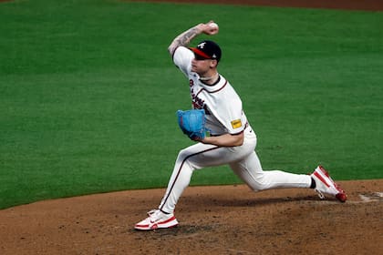 El pitcher de los Bravos de Atlanta AJ Smith-Shawver lanza en la séptima entrada del encuentro ante los Rojos de Cincinnati el lunes 5 de mayo del 2025. (AP Foto/Butch Dill)