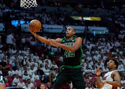 El pívot de los Celtics de Boston Al Horford avanza y salta lanzar el balón de bandeja en el juego 5 de las Finales de la Conferencia Este ante el Heat de Miami el miércoles 25 de mayo del 2022. (AP Foto/Lynne Sladky)