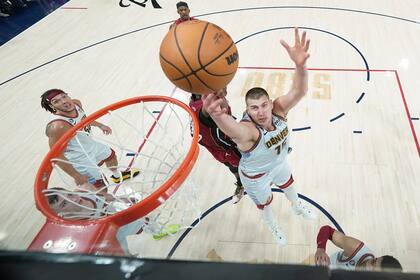 El pívot de los Nuggets de Denver, Nikola Jokic, mide 2,11 metros (AP Foto/Jack Dempsey, Pool)