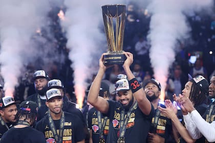 El pivote de New York Knicks Karl Anthony Towns sostiene la Copa NBA tras la victoria sobre San Antonio Spurs en la final; el trofeo fue disputado en Las Vegas, que incorporaría una francquicia a la NBA.