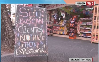 El pizarrón de Claudio, ubicado en el ingreso de su local