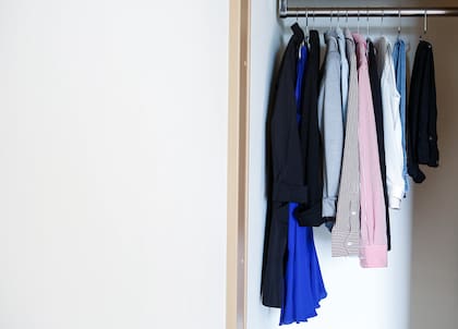 El placard con la poca ropa de Saeko Kushibiki