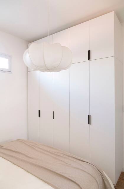 El placard se reubicó a los pies de la cama.