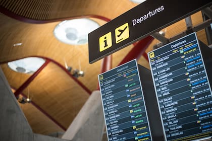 El plan contempla frenar el procesamiento de viajeros internacionales en aeropuertos de Nueva York y otras grandes ciudades de Estados Unidos