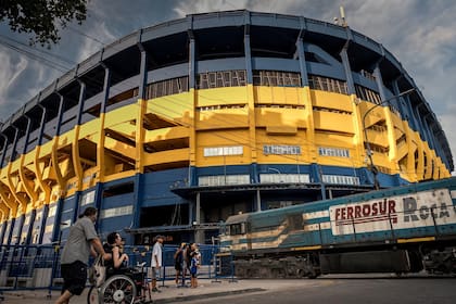 El plan de ampliación del estadio requiere la aprobación de la empresa concesionaria del ferrocarril lindante sobre la calle Garibaldi para la instalación de las columnas y los nuevos ascensores