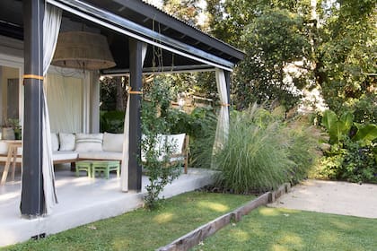 El plan de diseño del jardín tuvo en cuenta generar diferentes áreas con distintos usos y funcionalidades para que todos los miembros de la familia se sintieran tentados a salir.