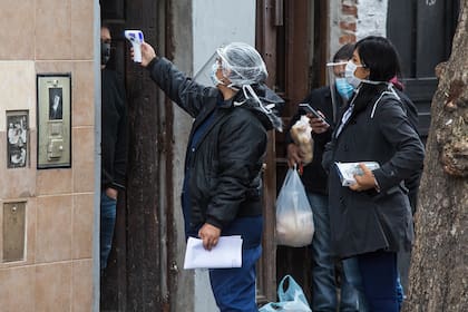 El plan de intensificar los testeos en los hogares apunta a "cortar antes la cadena de contagios"