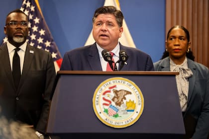 El plan propuesto por Pritzker en Illinois implica una inversión de 250 millones de dólares para financiar viviendas y otras medidas