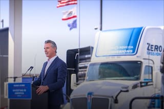 Newsom anuncia que California superó US$1000 millones en incentivos que benefician a camioneros