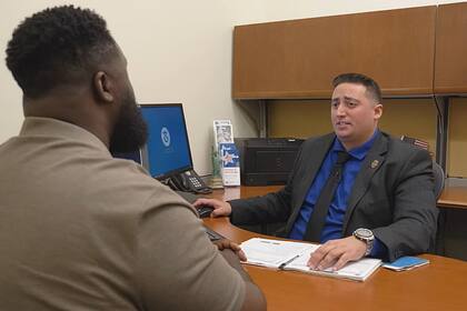 El plan señala que los oficiales del Uscis deberán considerar la prohibición de viaje del país como factor negativo para su trámite