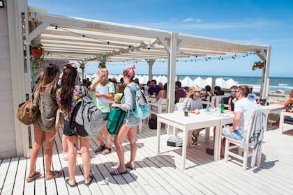 El plan típico en Fedra´s es disfrutar el día de playa con buena gastronomía y shows que se suceden hasta la noche