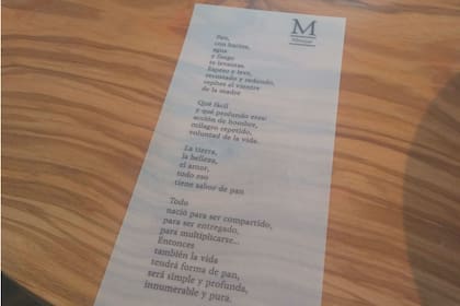 El plan viene acompañado de un poema de Pablo Neruda