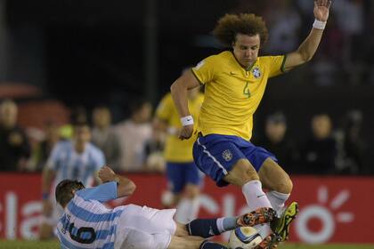 El planchazo de David Luiz a Biglia, que le costó la expulsión