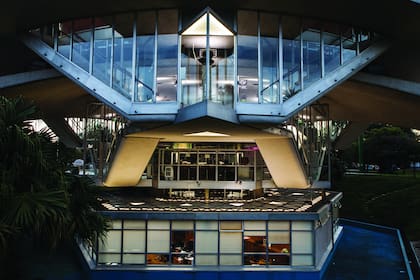 Su edificio de cinco pisos también cuenta con un museo y una pequeña sala de proyección secundaria