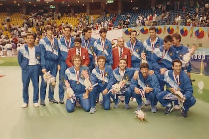 El plantel argentino de vóleibol que le ganó la medalla de bronce a Brasil en Seúl 88; la historia se repitió en Tokio