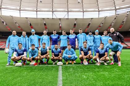 El plantel argentino en Vancouver, a donde viajó desde Singapur; para su entrenador y algunos referentes, el viaje y la adaptación al huso horario provocan tanto desgaste físico como jugar otro certamen.