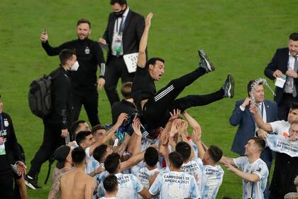 El plantel argentino reconociendo el trabajo de Lionel Scaloni tras ganar la Copa América en Brasil