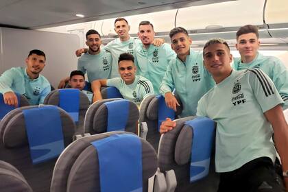 El plantel argentino, ya dentro del chárter en el que viajaron rumbo a Ezeiza