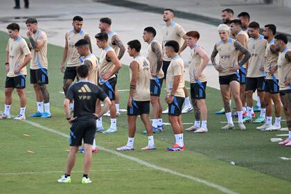 El plantel, bajo la mirada de Scaloni; Argentina tiene todo listo para jugar en el tórrido clima de Barranquilla (Photo by Raul ARBOLEDA / AFP)