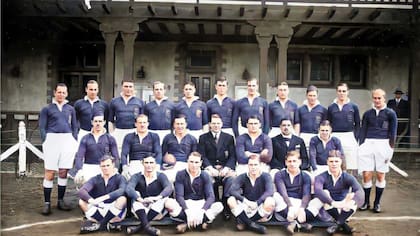 El plantel británico que vino a país en 1936 tuvo un miembro peculiar: el ruso Alexander Obolensky, que de niño había escapado de la revolución bolchevique; "El Principe Volador" era hábil, pero pateó por la borda del barco todas las pelotas que traía la delegación.