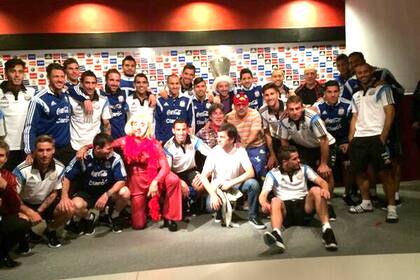 El plantel con los actores de Sin Codificar tras el show