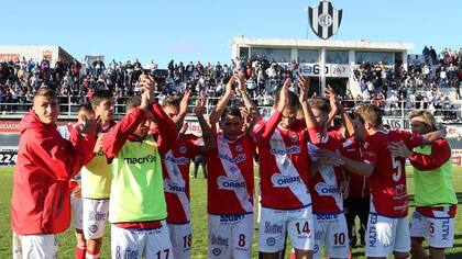 El plantel de Argentinos, en Santiago del Estero