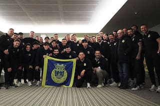 Conmovedor: un solo hincha viajó a alentar a su equipo y fue ovacionado y abrazado por el plantel