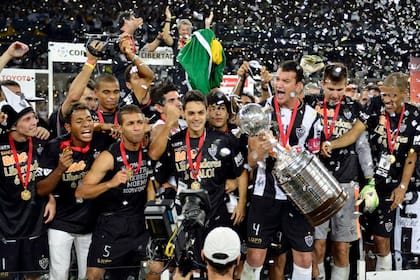 El plantel de Atlético Mineiro festeja con la Copa Libertadores