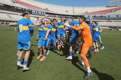 El plantel de Boca festeja el triunfo por 2-1 en el superclásico de Reserva, disputado este sábado en el estadio Monumental