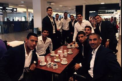 El plantel de Boca rumbo a Montevideo