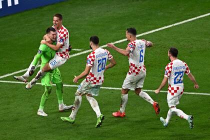 El plantel de Croacia va en masa a festejar junto a Livakovic la clasificación a cuartos de final
