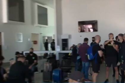 El plantel de Defensa y Justicia llegó a Santiago y se quedó en el aeropuerto esperando indicaciones sobre la burbuja sanitaria en Chile; tres de los hisopados realizados a la delegación dieron positivo.