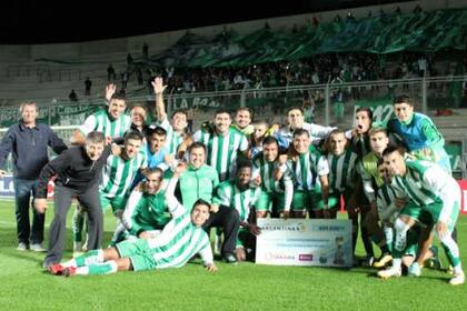 El plantel de Estudiantes con el cheque de casi medio millón de pesos, para un equipo que hace seis meses no cobra