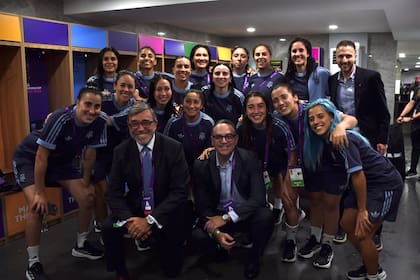 El plantel de futsal femenino junto al embajador argentino en Filipinas, Ricardo Luis Bocalandro, que presenció el último partido de fase de grupos
