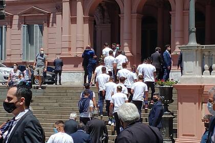 El plantel de Gimnasia ingresa en la Casa Rosada para despedir a Diego Maradona