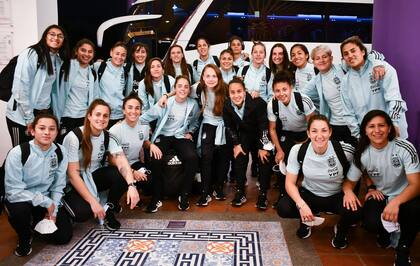 El plantel de la selección femenina de fútbol de la Argentina, en su llegada a Colombia