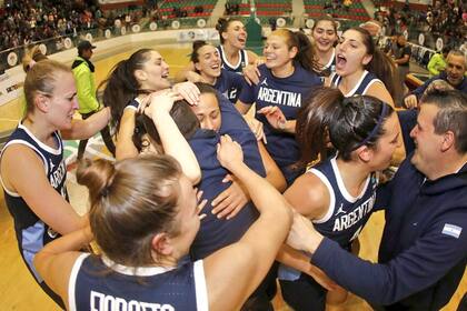 El plantel de las Gigantes del básquetbol que se llevó el Sudamericano