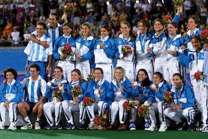 El plantel de las Leonas que ganó la histórica medalla plateada en los Juegos de Sydney 2000.