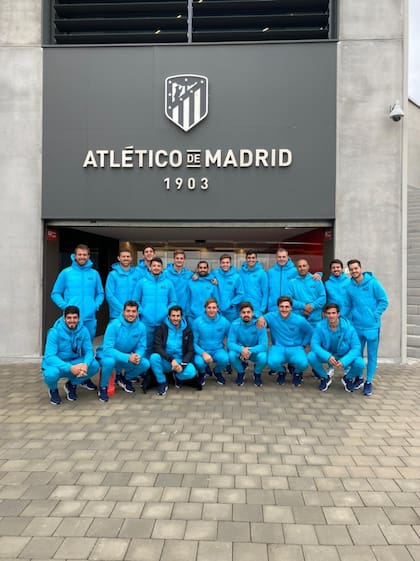 El plantel de los Pumas 7s, en la puerta de ingreso al Wanda Metropolitano.
