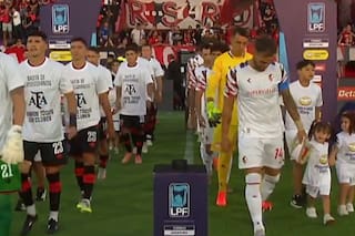 Hinchas de Newell’s repudiaron el uso de una remera en defensa de la AFA y cantaron contra Tapia