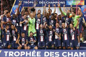 El plantel de PSG, con Messi, luego de la Supercopa de Francia ganada ante Nantes