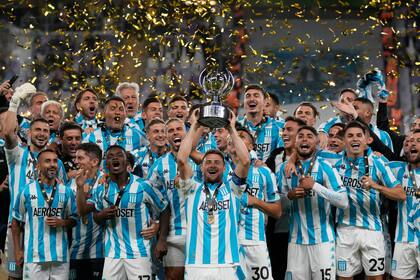 El plantel de Racing Club festeja la Supercopa luego de vencer a Boca en la final