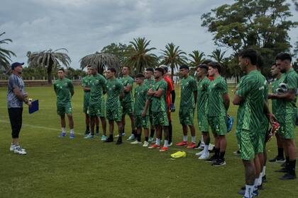El plantel de Rampla Juniors, reunido antes de una práctica: el entrenador es el ex Boca y Vélez Leandro Somoza