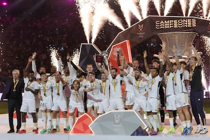 El plantel de Real Madrid festeja en el podio con la Supercopa Española