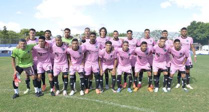 El plantel de Real Pilar estuvo en sintonía con el cuerpo y los directivos en un club en el que se trabaja "en familia" y consiguió el salto a la tercera categoría del fútbol.