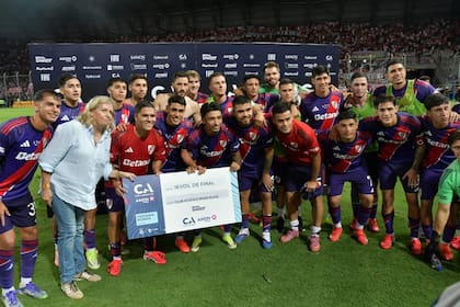El plantel de River, con el cheque tras vencer a Ciudad de Bolívar, por la Copa Argentina; Freitas, es el primero desde la izquierda