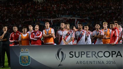 El plantel de River esperó que Lanús subiera al escenario a recibir la Supercopa Argentina antes de irse al vestuario